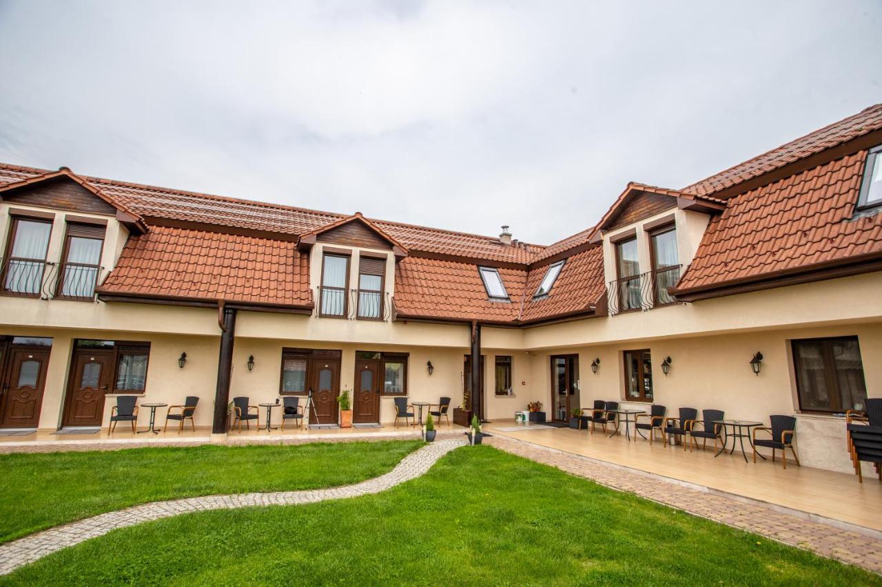 Bed and Breakfast Petreny Borpanzio Egerszalók Exterior foto