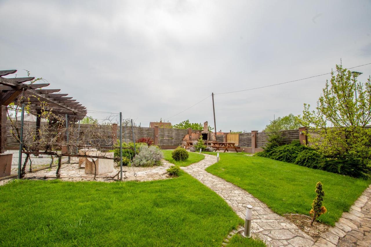Bed and Breakfast Petreny Borpanzio Egerszalók Exterior foto
