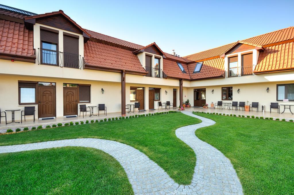 Bed and Breakfast Petreny Borpanzio Egerszalók Exterior foto